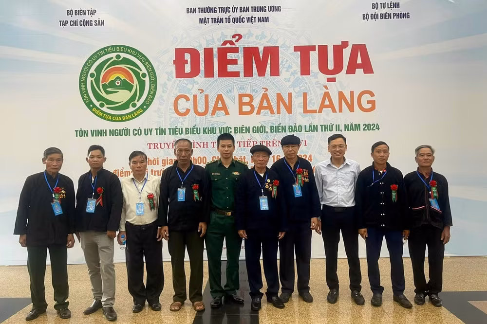 Ông Lường Văn Dọn (đầu tiên bên trái) cùng các cá nhân là người có uy tín tiêu biểu của tỉnh Điện Biên về dự chương trình “Điểm tựa bản làng” được tổ chức tại Thủ đô Hà Nội vừa qua.
