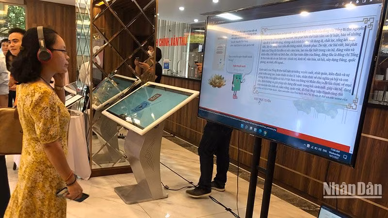 Độc giả trải nghiệm sách nói.