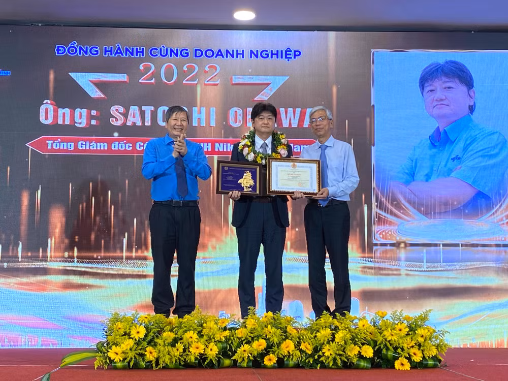 Phó Chủ tịch Ủy ban nhân dân Thành phố Hồ Chí Minh Võ Văn Hoan và Phó Chủ tịch Tổng Liên đoàn Lao động Việt Nam Trần Thanh Hải trao Bằng khen vinh danh các doanh nghiệp tiêu biểu.