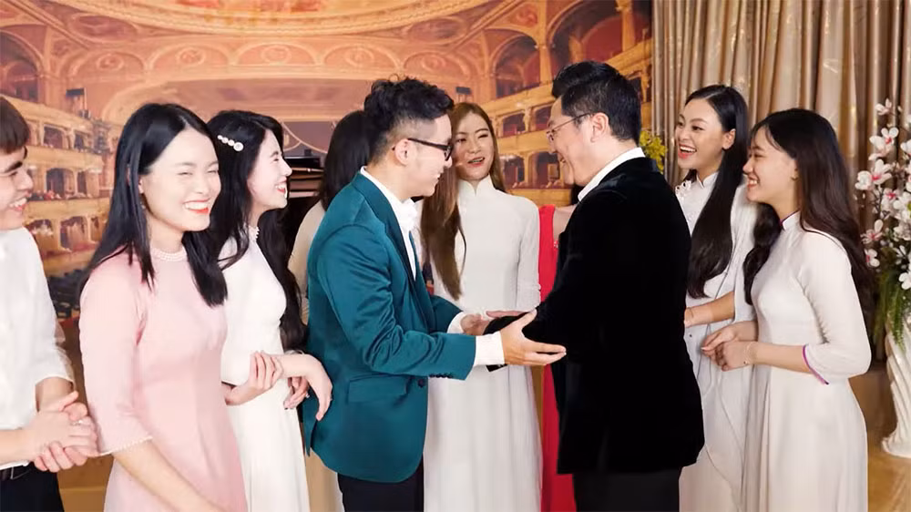 NSND Quốc Hưng và học trò. NSND Quốc Hưng và học trò.
