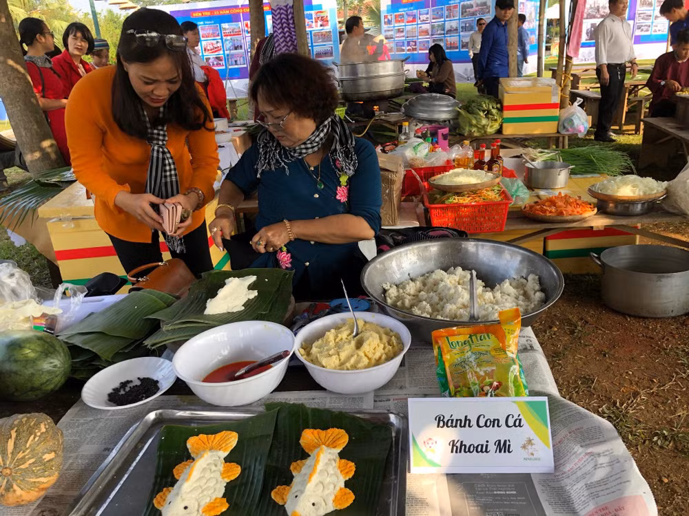 Trình diễn làm bánh cá khoai mì, đặc sản của Bến Tre tại 1 sự kiện quảng bá du lịch và văn hóa truyền thống.