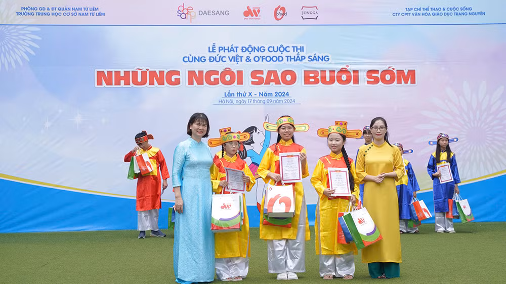 Trao phần thưởng và quà tặng cho các em học sinh.