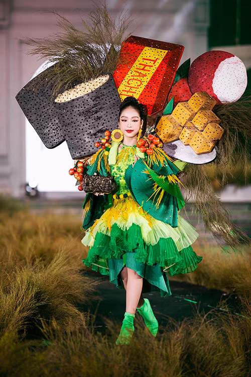 Đặc sản ẩm thực Hải Dương trên mẫu thiết kế của Thạch Linh, do mẫu nhí Hồng Lam thể hiện. Đặc sản ẩm thực Hải Dương trên mẫu thiết kế của Thạch Linh, do mẫu nhí Hồng Lam thể hiện.