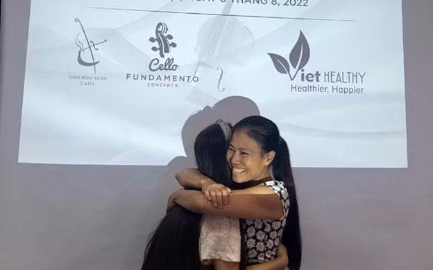 Chị Trần Bích Hà và nghệ sĩ Đinh Hoài Xuân trong lễ ký kết hợp tác.