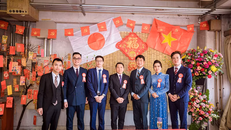 Bà Phạm Thị Thu Huyền (thứ 2 từ phải sang) và Ban tổ chức chương trình Tết Việt. Bà Phạm Thị Thu Huyền (thứ 2 từ phải sang) và Ban tổ chức chương trình Tết Việt.