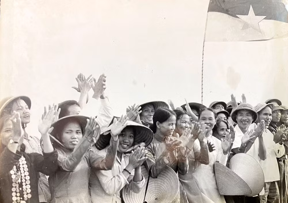 Nhân dân Quảng Trị chào đón phái đoàn của Đảng và Nhà nước Cuba và Việt Nam do Chủ tịch Cuba Fidel Castro và Thủ tướng Phạm Văn Đồng thăm cao điểm 241. (Ảnh: Tư liệu) Nhân dân Quảng Trị chào đón phái đoàn của Đảng và Nhà nước Cuba và Việt Nam do Chủ tịch Cuba Fidel Castro và Thủ tướng Phạm Văn Đồng thăm cao điểm 241. (Ảnh: Tư liệu)