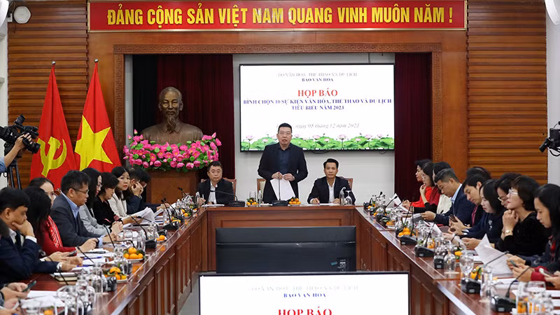 Nhà báo Nguyễn Anh Vũ, Tổng Biên tập Báo Văn hóa thông tin về nội dung bình chọn. (Ảnh: TRẦN HUẤN)