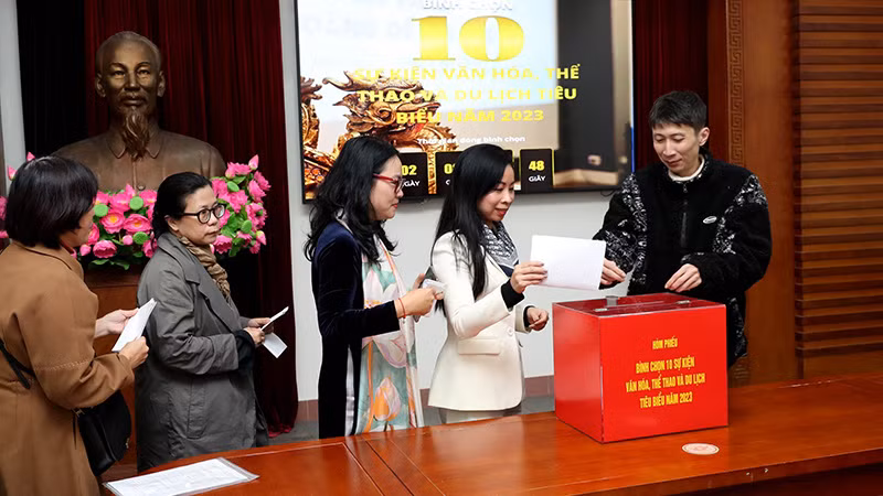 Các nhà báo bỏ phiếu bình chọn tại Bộ Văn hóa, Thể thao và Du lịch. Các nhà báo bỏ phiếu bình chọn tại Bộ Văn hóa, Thể thao và Du lịch.
