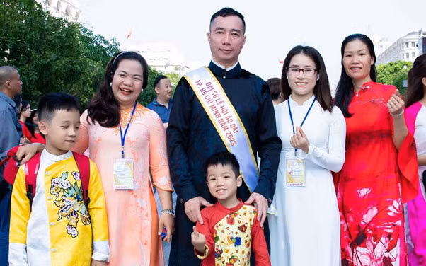 Không chỉ người lớn, những em nhỏ cũng hết sức thích thú với hoạt động diễu hành áo dài. Không chỉ người lớn, những em nhỏ cũng hết sức thích thú với hoạt động diễu hành áo dài.