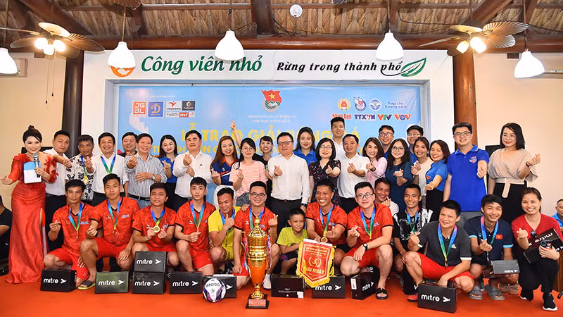 Đồng chí Lê Quốc Minh, Ủy viên Trung ương Đảng, Tổng Biên tập Báo Nhân Dân, Phó Trưởng Ban Tuyên giáo Trung ương, Chủ tịch Hội Nhà báo Việt Nam cùng các đại biểu, đại diện Ban Tổ chức, nhà tài trợ chụp ảnh lưu chung với đội vô địch hạng thi đấu Serie A Tạp chí Cộng sản.