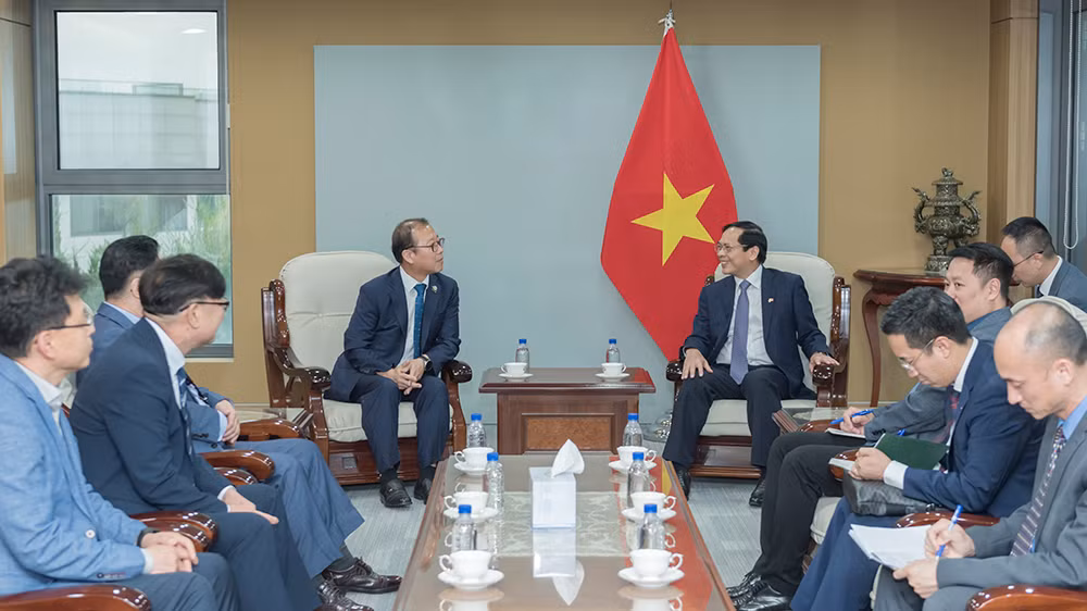 Bộ trưởng Ngoại giao Bùi Thanh Sơn tiếp Đại diện dòng họ Lý gốc Việt tại Hàn Quốc. Bộ trưởng Ngoại giao Bùi Thanh Sơn tiếp Đại diện dòng họ Lý gốc Việt tại Hàn Quốc.