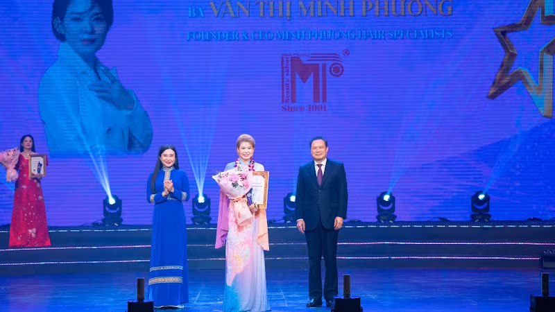 Nhà tạo mẫu Văn Thị Minh Phương tại lễ trao giải VNBA Beauty Awards 2025.