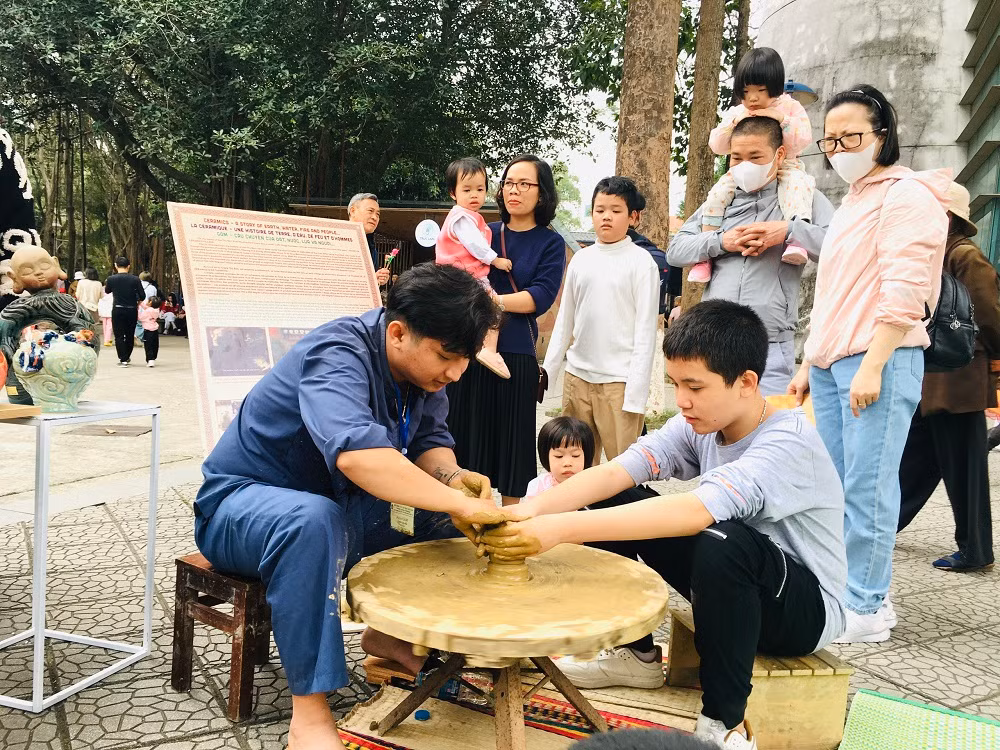 Thử tập nặn gốm Thanh Hà. Thử tập nặn gốm Thanh Hà.