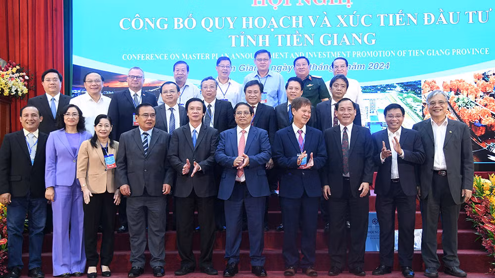 Thủ tướng Phạm Minh Chính chụp ảnh lưu niệm với lãnh đạo tỉnh.
