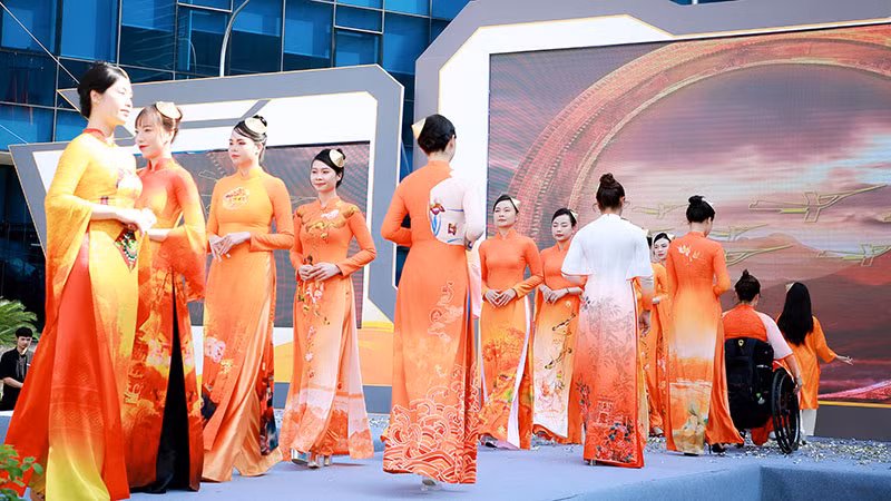 Bộ áo dài mang sắc cam, màu của hy vọng. Bộ áo dài mang sắc cam, màu của hy vọng.