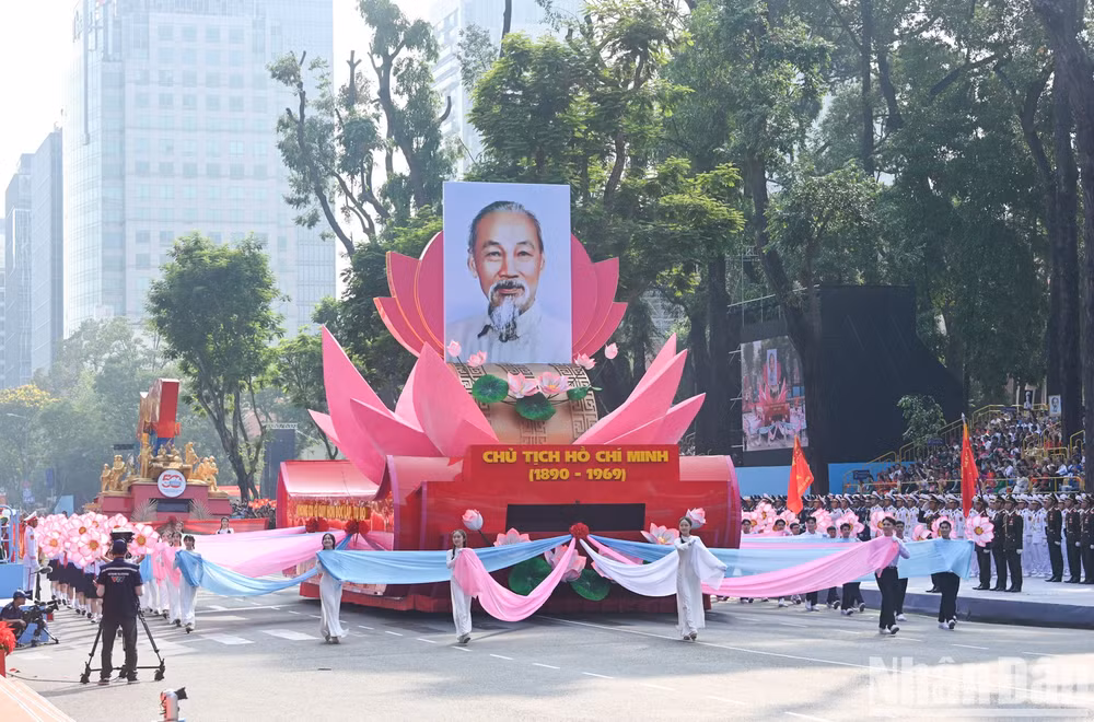 Xe rước chân dung Chủ tịch Hồ Chí Minh tại lễ kỷ niệm. (Ảnh: DUY LINH)