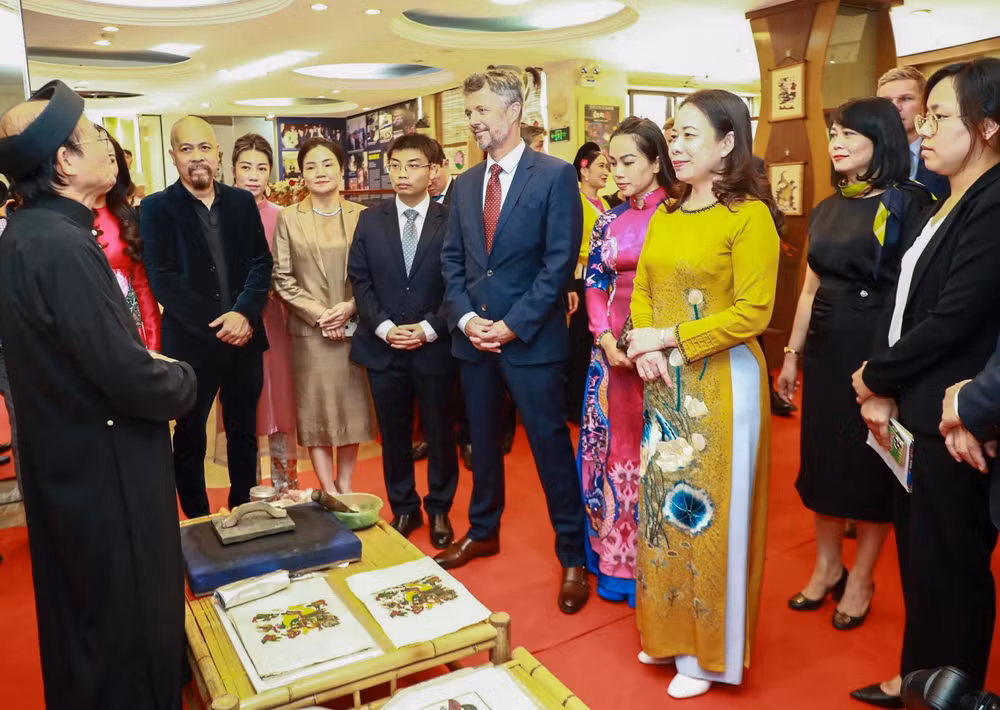 Phó Chủ tịch nước Võ Thị Ánh Xuân và Thái tử kế vị Đan Mạch nghe giới thiệu về lịch sử cũng như các nguyên liệu làm tranh Đông Hồ.