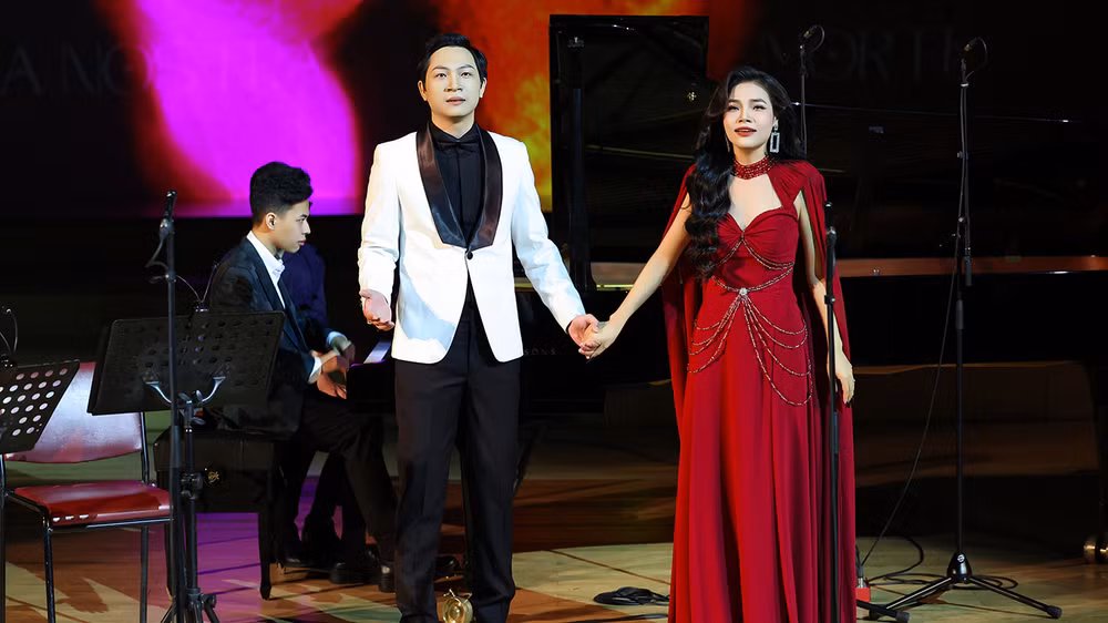 Hà My và Đức Tùng trong đêm nhạc.