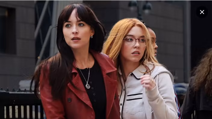 Dakota Johnson (bên trái) đảm nhận vai Madame Web. (Ảnh: Glamor UK)