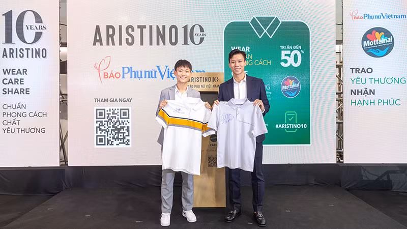 Hai tuyển thủ bóng đá quốc gia của đội nam và nữ Quế Ngọc Hải và Trần Thị Hải Linh tặng áo có chữ ký. Hai tuyển thủ bóng đá quốc gia của đội nam và nữ Quế Ngọc Hải và Trần Thị Hải Linh tặng áo có chữ ký.