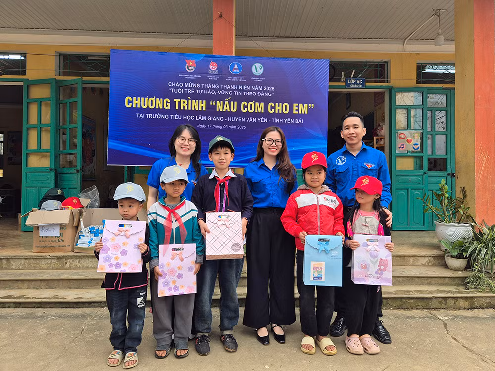 Đại diện Đoàn thanh niên các đơn vị tặng quà cho các em học sinh.