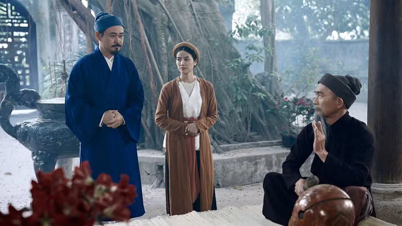 Tiến sĩ Nguyễn Kiều lễ đền Mẫu cùng nữ sĩ Đoàn Thị Điểm. Tiến sĩ Nguyễn Kiều lễ đền Mẫu cùng nữ sĩ Đoàn Thị Điểm.