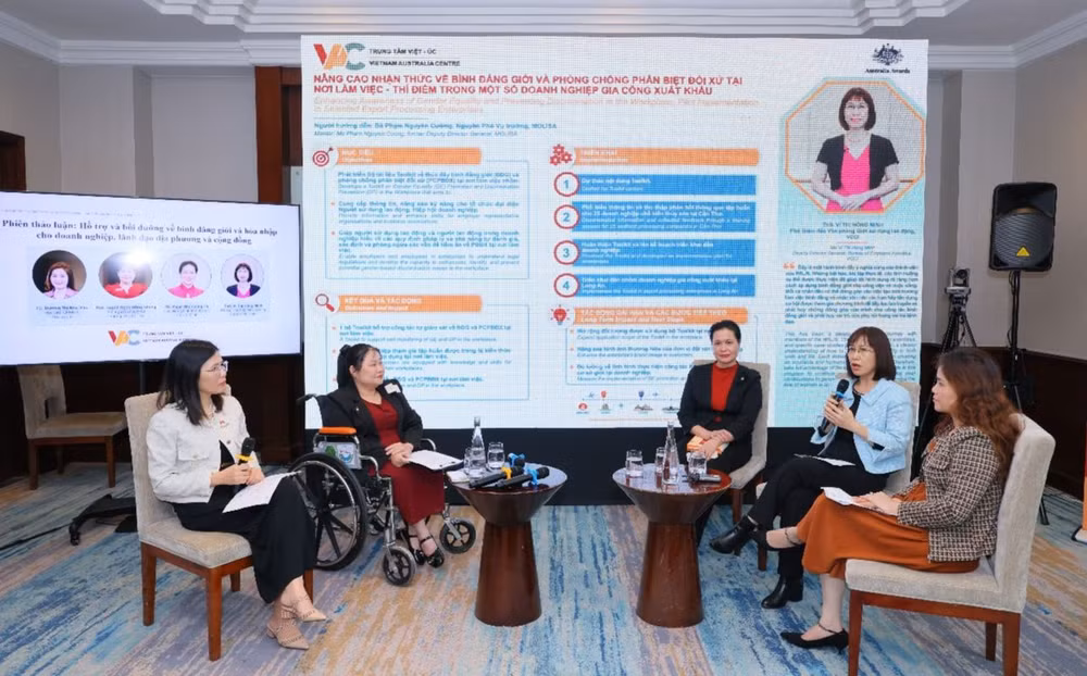 Một phiên thảo luận bàn tròn giới thiệu dự án ứng dụng kiến thức từ khóa học.