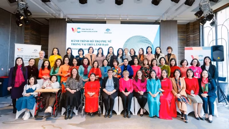 Các học viên tốt nghiệp Khóa 6 và học viên mới khóa 7 của “Hành trình Hỗ trợ phụ nữ trong vai trò lãnh đạo". (Ảnh: Đại học Curtin)