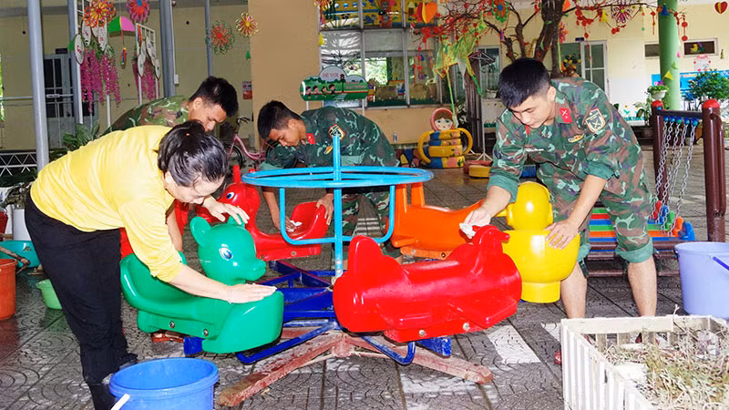 Bộ đội cùng lực lượng địa phương và các thầy, cô giáo dọn dẹp vệ sinh sau lũ tại Trường mầm non Thủy Thanh 1 (thị xã Hương Thủy, tỉnh Thừa Thiên Huế).