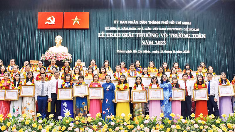 Các thầy, cô giáo nhận Giải thưởng Võ Trường Toản năm 2023.