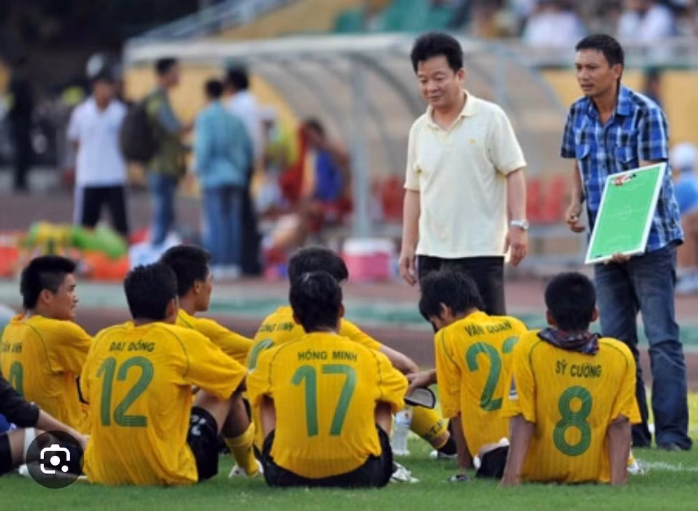 Bầu Hiển xuống sân động viên cầu thủ và HLV Triệu Quang Hà khi CLB Hà Nội mới lên V- League năm 2008.