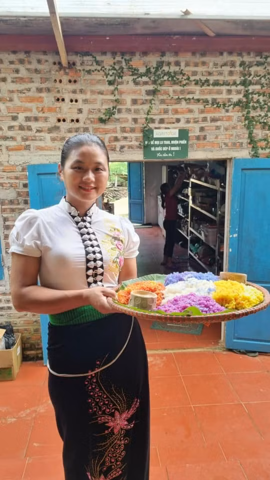 Cô gái Thái xinh đẹp và dịu dàng đã chuẩn bị bữa ăn mang hương vị đồng rừng cho du khách