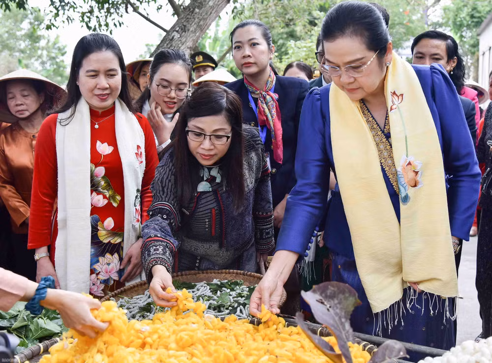 Bà Vandara Siphandone, Phu nhân Thủ tướng Lào Sonexay Siphandone, và bà Lê Thị Bích Trân, Phu nhân Thủ tướng Phạm Minh Chính, chiều 6/1 tham quan làng nghề dệt đũi ở xã Nam Cao, huyện Kiến Xương, tỉnh Thái Bình.