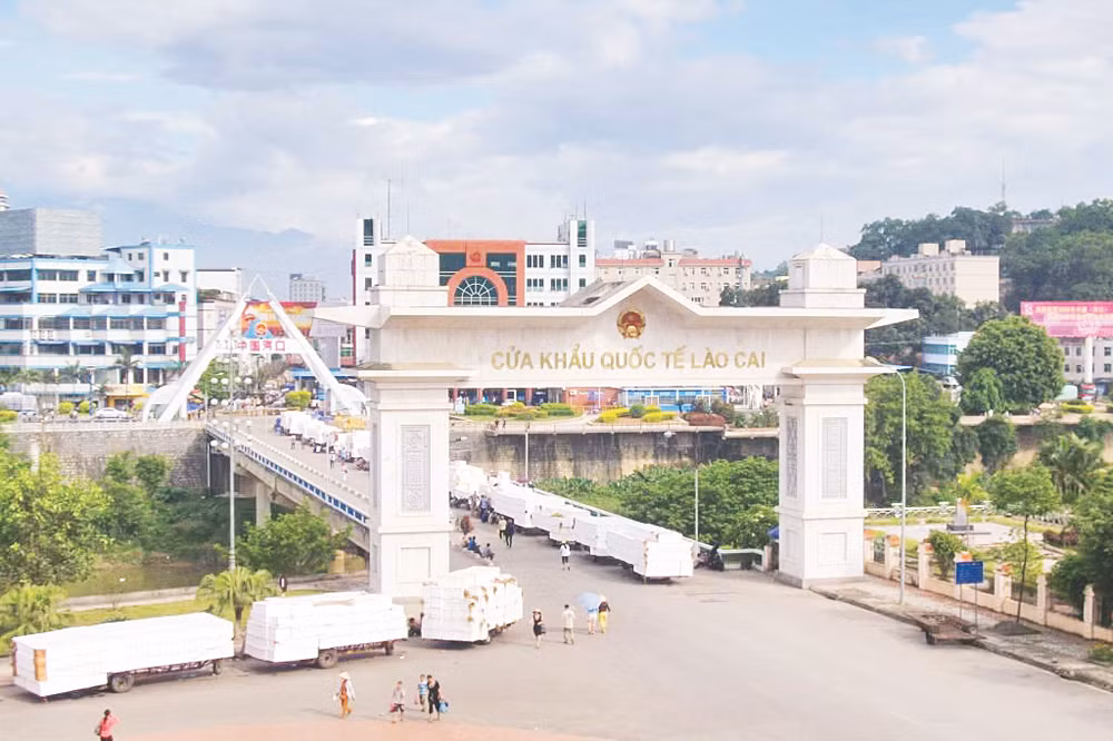 Hoạt động xuất nhập khẩu sôi động ở cửa khẩu quốc tế Lào Cai. Ảnh | PV