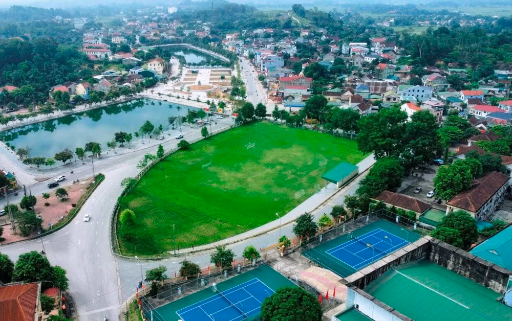 Khu vực hồ trung tâm thị trấn Thanh Chương khang trang sạch đẹp nhờ được quy hoạch bài bản và người dân góp công bảo vệ môi trường. 