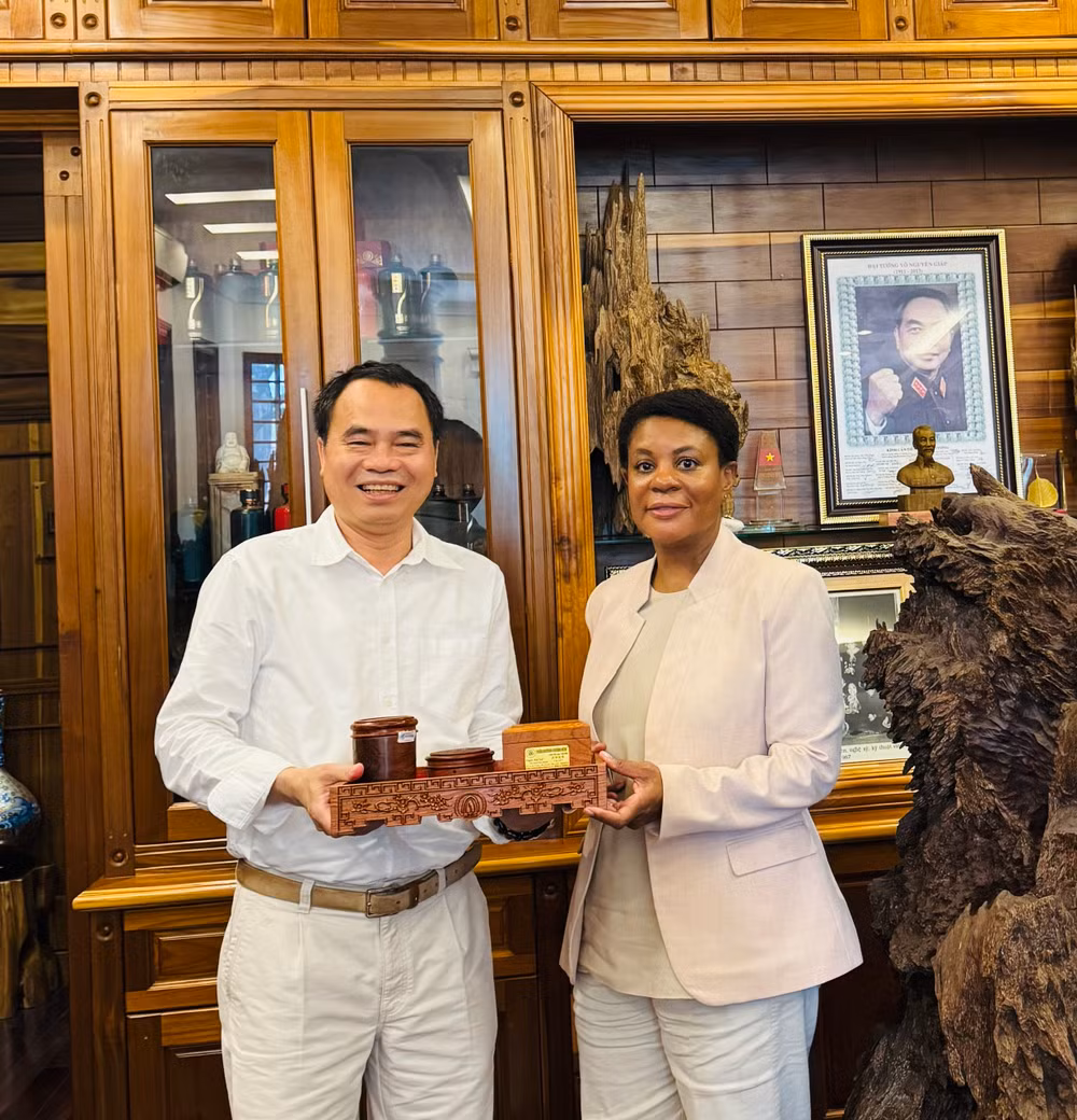 Doanh nhân Nguyễn Văn Tưởng tiếp Tiến sĩ Alondra Nelson từng là Phó Trợ lý của Tổng thống Joe Biden- được đưa vào danh sách TIME100 những người có ảnh hưởng nhất trong lĩnh vực trí tuệ nhân tạo (AI) năm 2023 - đến thăm và làm việc với công ty Trầm Hương Khánh Hòa. Doanh nhân Nguyễn Văn Tưởng tiếp Tiến sĩ Alondra Nelson từng là Phó Trợ lý của Tổng thống Joe Biden- được đưa vào danh sách TIME100 những người có ảnh hưởng nhất trong lĩnh vực trí tuệ nhân tạo (AI) năm 2023 - đến thăm và làm việc với công ty Trầm Hương Khánh Hòa.
