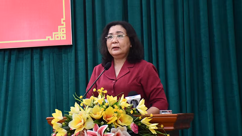Quyền Bí thư Tỉnh ủy, Chủ tịch Hội đồng nhân dân tỉnh Bến Tre Hồ Thị Hoàng Yến phát biểu chỉ đạo tại hội nghị. (Ảnh: HOÀNG TRUNG)