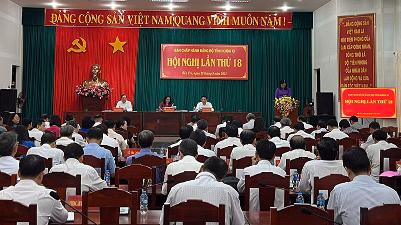 Ban Chấp hành Đảng bộ tỉnh Bến Tre tổ chức hội nghị Tỉnh ủy lần thứ 18. (Ảnh: HOÀNG TRUNG)