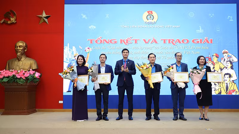 Đồng chí Ngọ Duy Hiểu trao thưởng cho các đơn vị đoạt giải cao tại cuộc thi của Tổng Liên đoàn Lao động Việt Nam (Ảnh: Mai Quý)