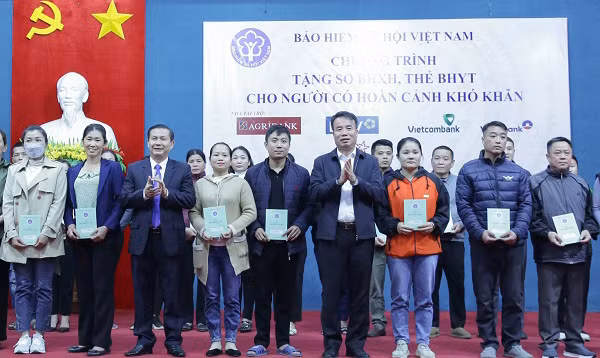 Tổng Giám đốc Nguyễn Thế Mạnh, lãnh đạo Ủy ban nhân dân huyện Mai Châu tặng sổ bảo hiểm xã hội cho người có hoàn cảnh khó khăn. (Ảnh: VSS)