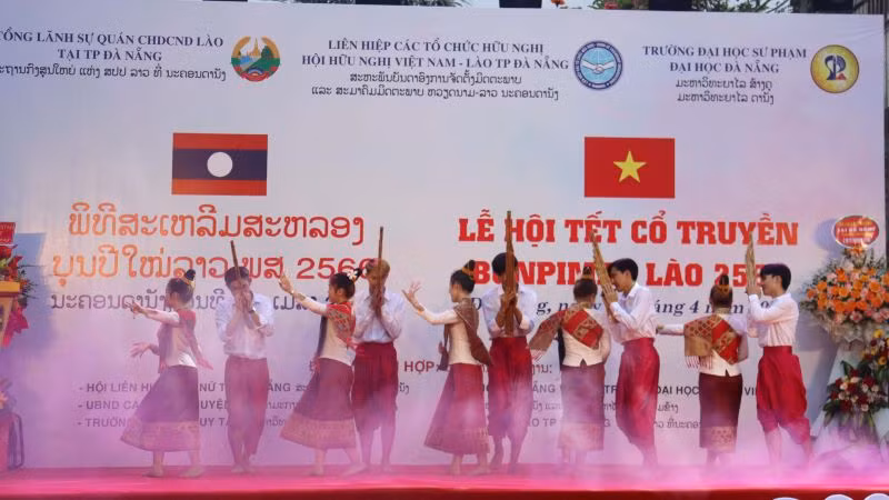 Biểu diễn các tiết mục văn nghệ Lào.