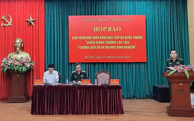 Đại diện ban tổ chức cung cấp thông tin về hội thảo tại buổi họp báo.