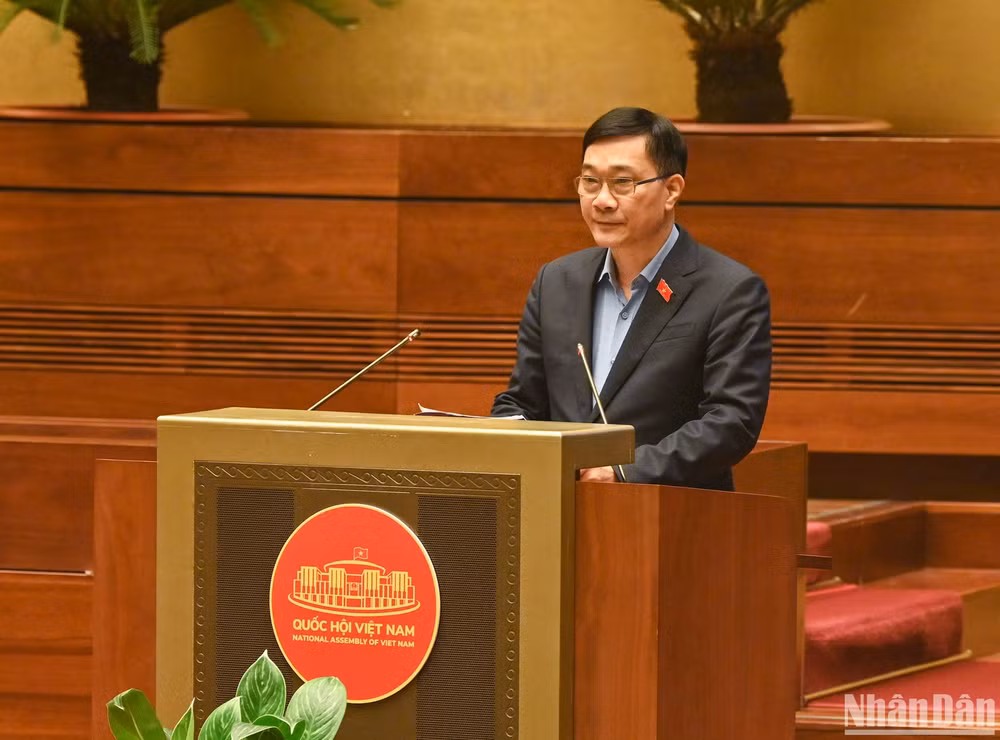 Chủ nhiệm Ủy ban Kinh tế Vũ Hồng Thanh trình bày Báo cáo tóm tắt một số vấn đề lớn còn ý kiến khác nhau về dự án Luật Hợp tác xã (sửa đổi).