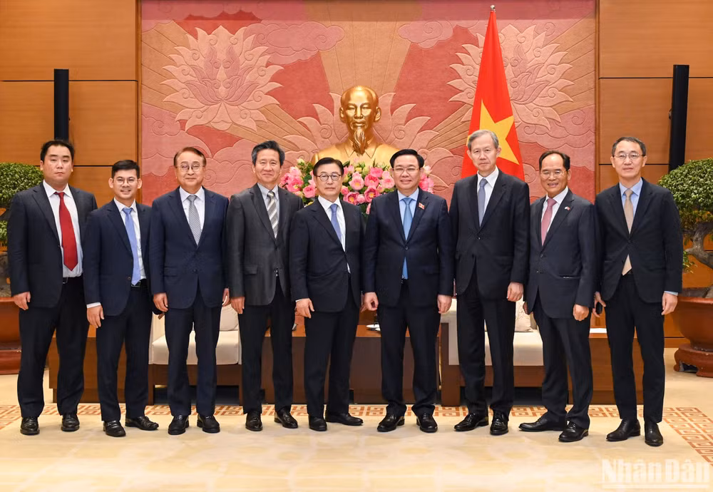 Chủ tịch Quốc hội Vương Đình Huệ và Tổng Giám đốc Công ty Luật Kim&amp;Chang Chung Kye Sung chụp ảnh lưu niệm với các đại biểu dự buổi tiếp.