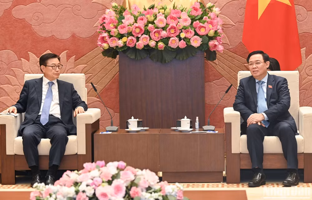 Chủ tịch Quốc hội Vương Đình Huệ và Tổng Giám đốc Công ty luật Kim&amp;Chang Chung Kye Sung tại buổi tiếp.