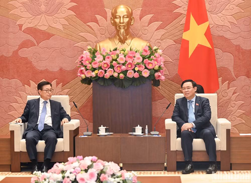 Chủ tịch Quốc hội Vương Đình Huệ phát biểu tại buổi tiếp Tổng Giám đốc Công ty luật Kim&amp;Chang Chung Kye Sung. (Ảnh: Duy Linh)