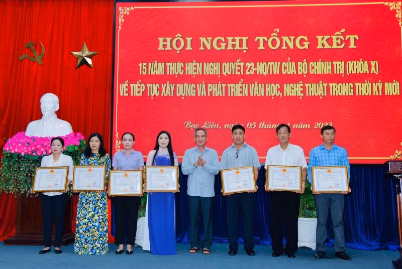 Bí thư Tỉnh ủy Bạc Liêu Lữ Văn Hùng trao tặng bằng khen những tập thể, cá nhân có thành tích xuất sắc trong hoạt động văn hóa-nghệ thuật của tỉnh.