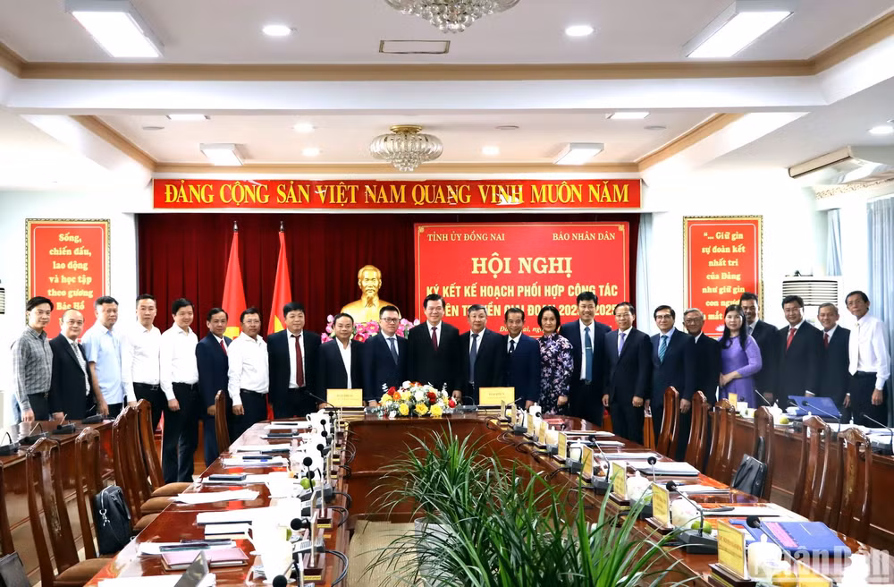 Lễ ký kết Kế hoạch phối hợp công tác tuyên truyền giai đoạn 2023-2025 giữa Báo Nhân Dân và Tỉnh ủy Đồng Nai thành công tốt đẹp dưới sự chứng kiến của các đồng chí lãnh đạo Báo Nhân Dân và tỉnh Đồng Nai.