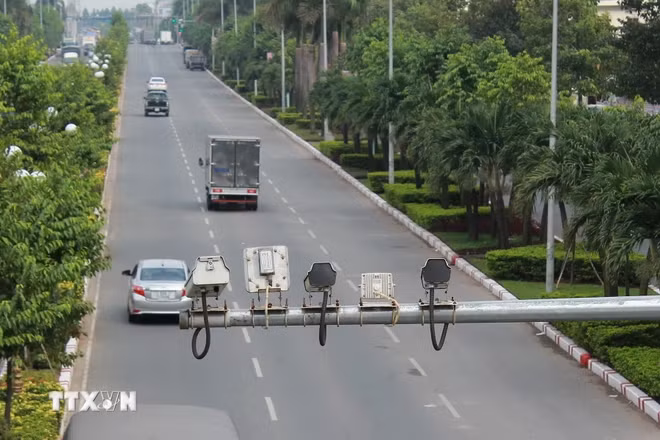 Các camera và máy đo tốc độ được gắn tại các trục đường, giao lộ. (Ảnh: TTXVN)