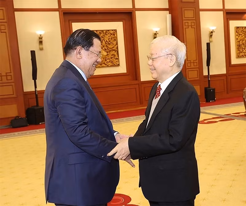Tổng Bí thư Nguyễn Phú Trọng và Chủ tịch Đảng Nhân dân Campuchia, Thủ tướng Chính phủ Vương quốc Campuchia Hun Sen, ngày 18/2/2023. Ảnh: TTXVN 